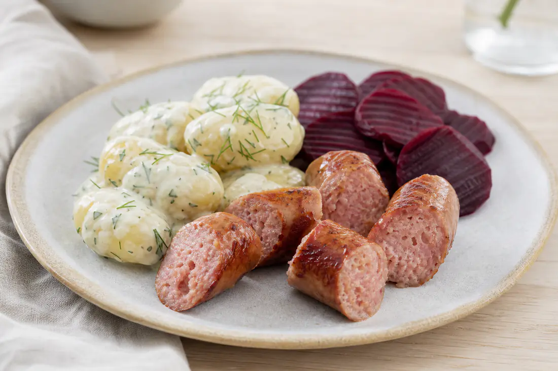 Stekt isterband i bitar med gyllene yta, serverat med dillstuvad potatis och rödbetor