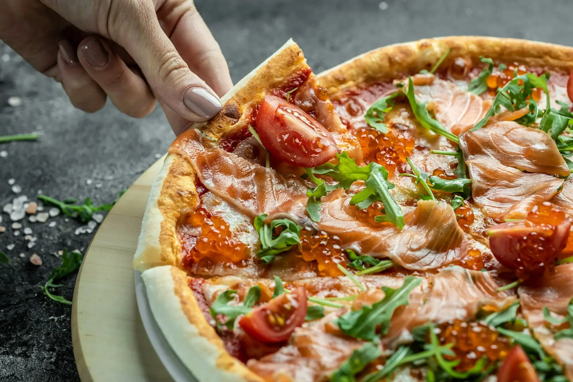 Pizza i airfryer med krispig botten och smält ost