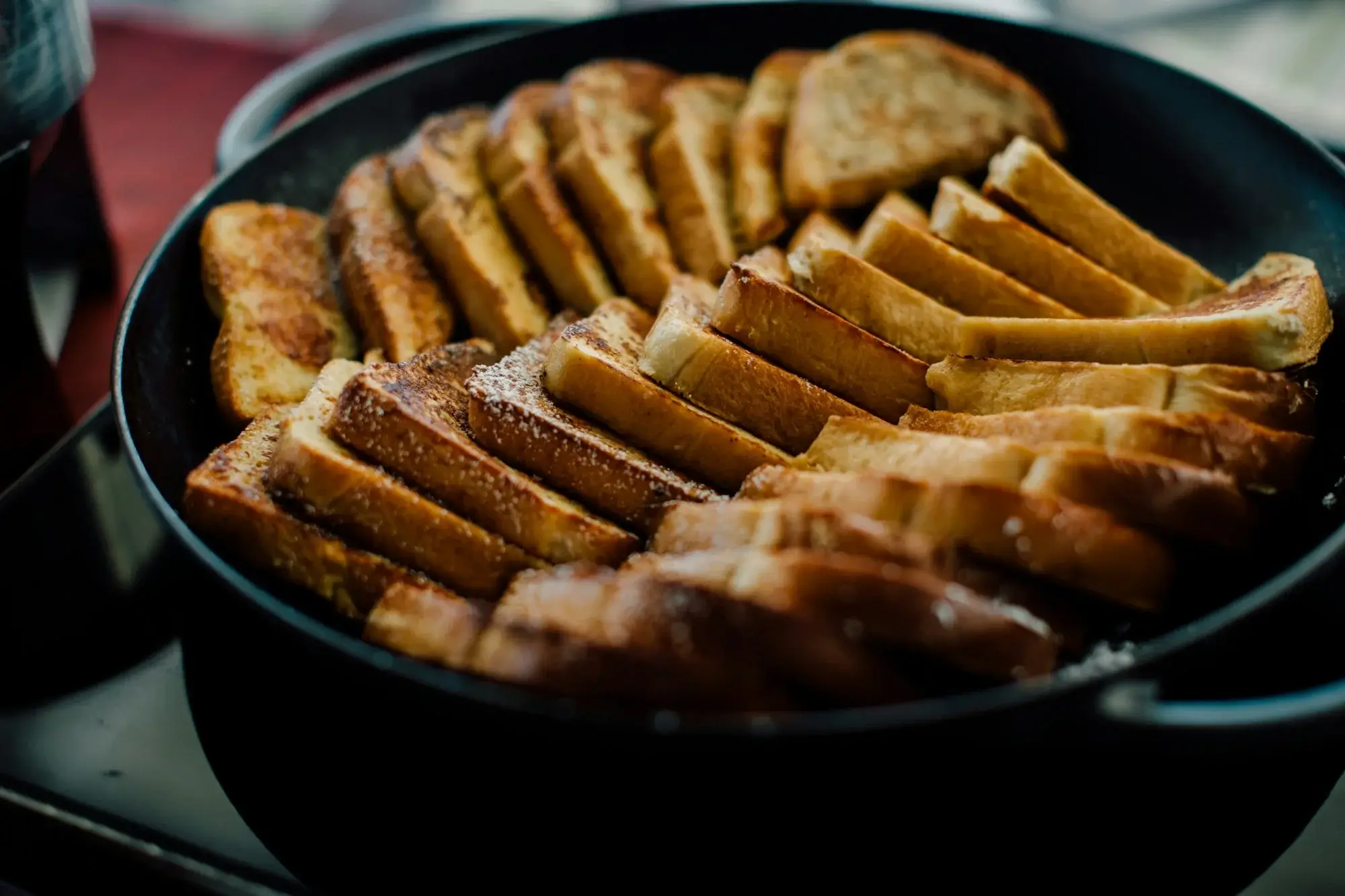 Rosta bröd i airfryer för ett krispigt och gyllenbrunt resultat.