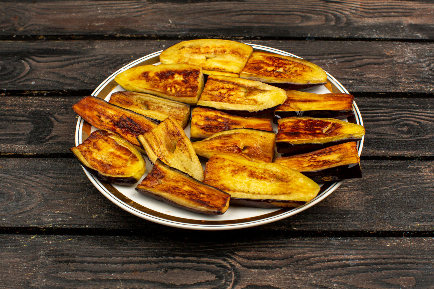 Rostad aubergine i airfryer med gyllenbrun yta.