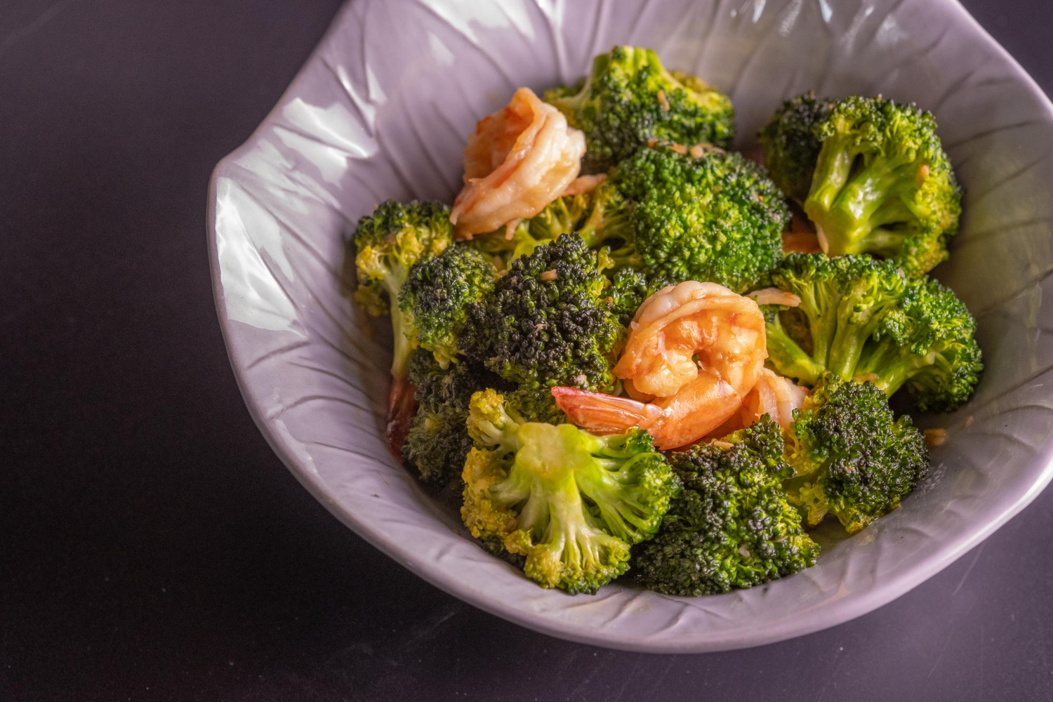 Krispig broccoli i airfryer med vitlök och parmesan.