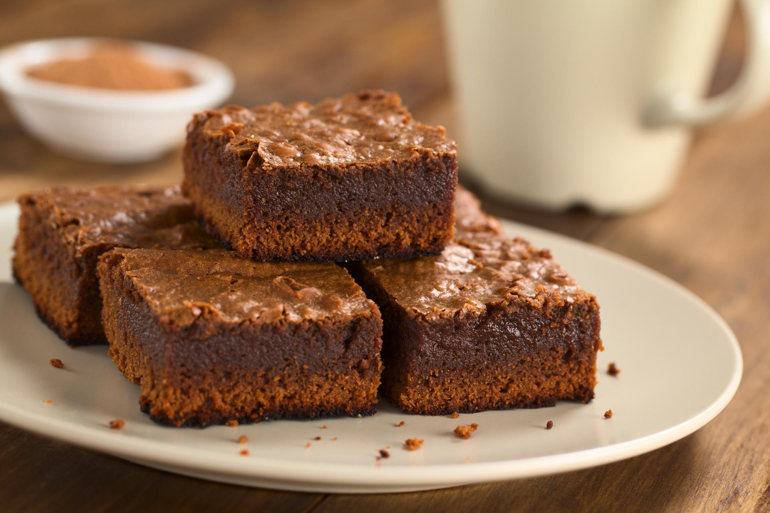 Kladdiga brownies i airfryer med gyllenbrun yta.