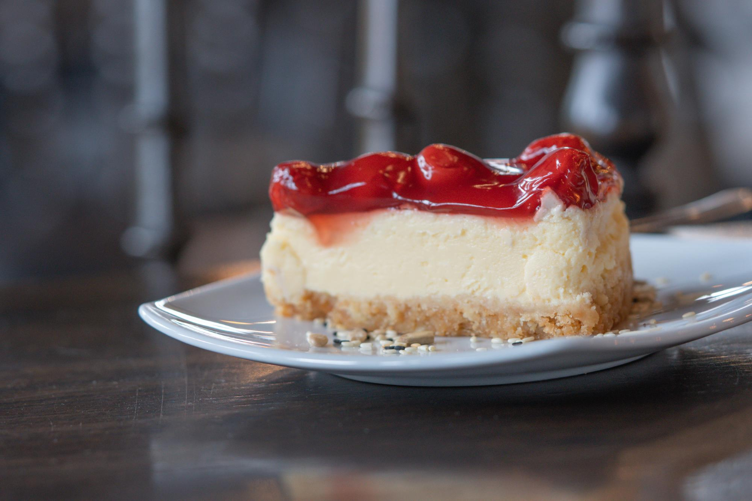 Krämig cheesecake i airfryer med gyllenbrun yta.