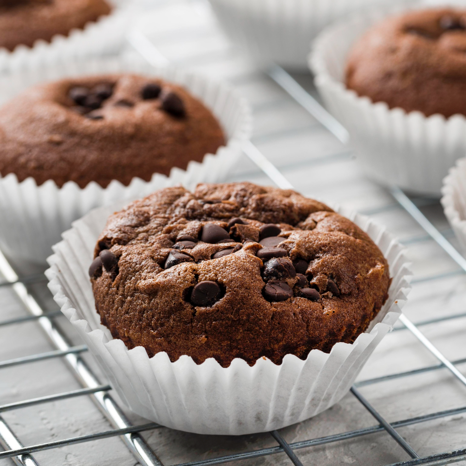 Nybakade chokladmuffins i airfryer med gyllenbrun yta.