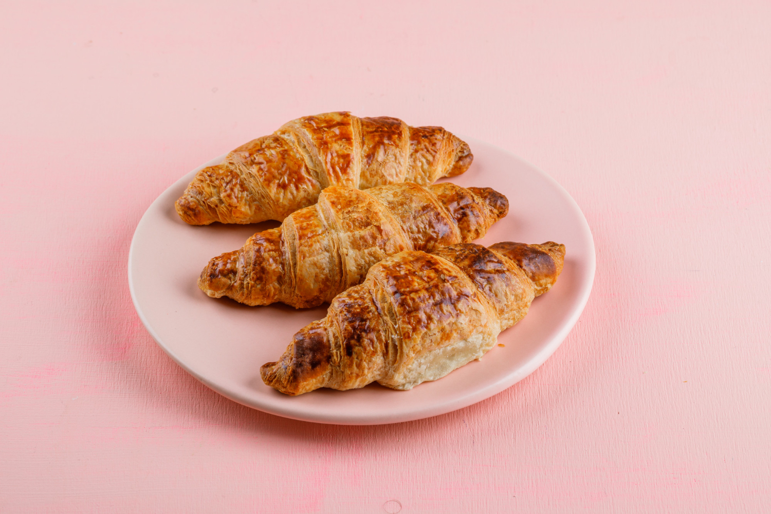 Croissanter i airfryer, gyllenbruna och frasiga.