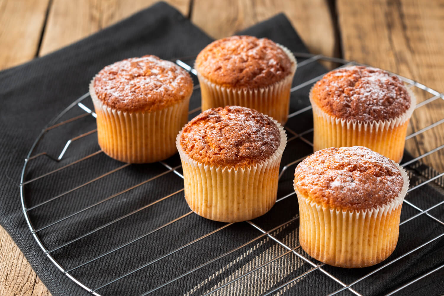 Nybakade cupcakes i airfryer med gyllenbrun yta.