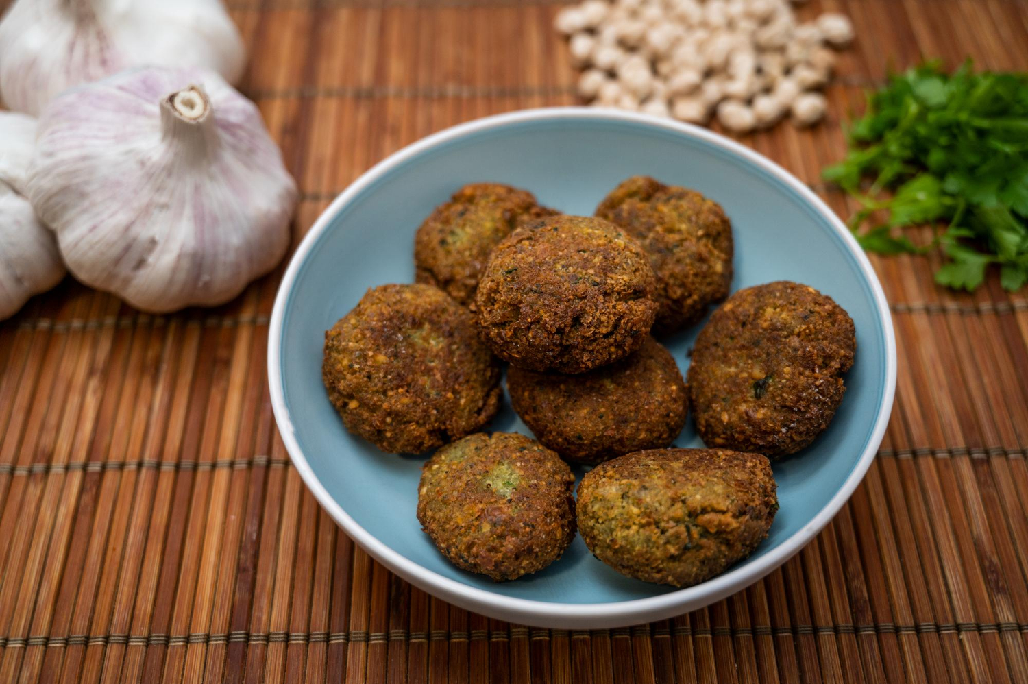 Krispig falafel i airfryer serverad med tahinisås.