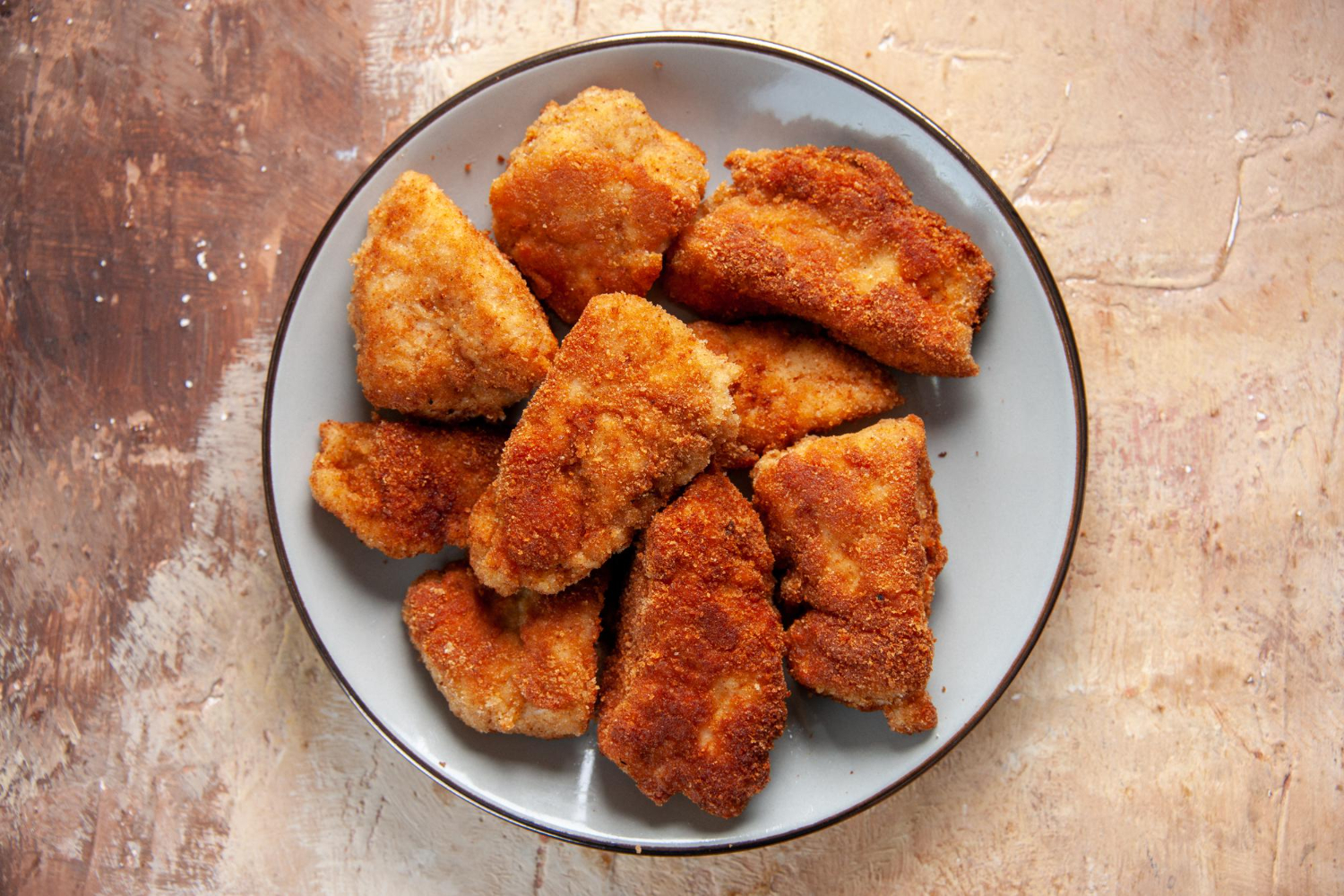 Krispig kycklingschnitzel i airfryer serverad med citron.
