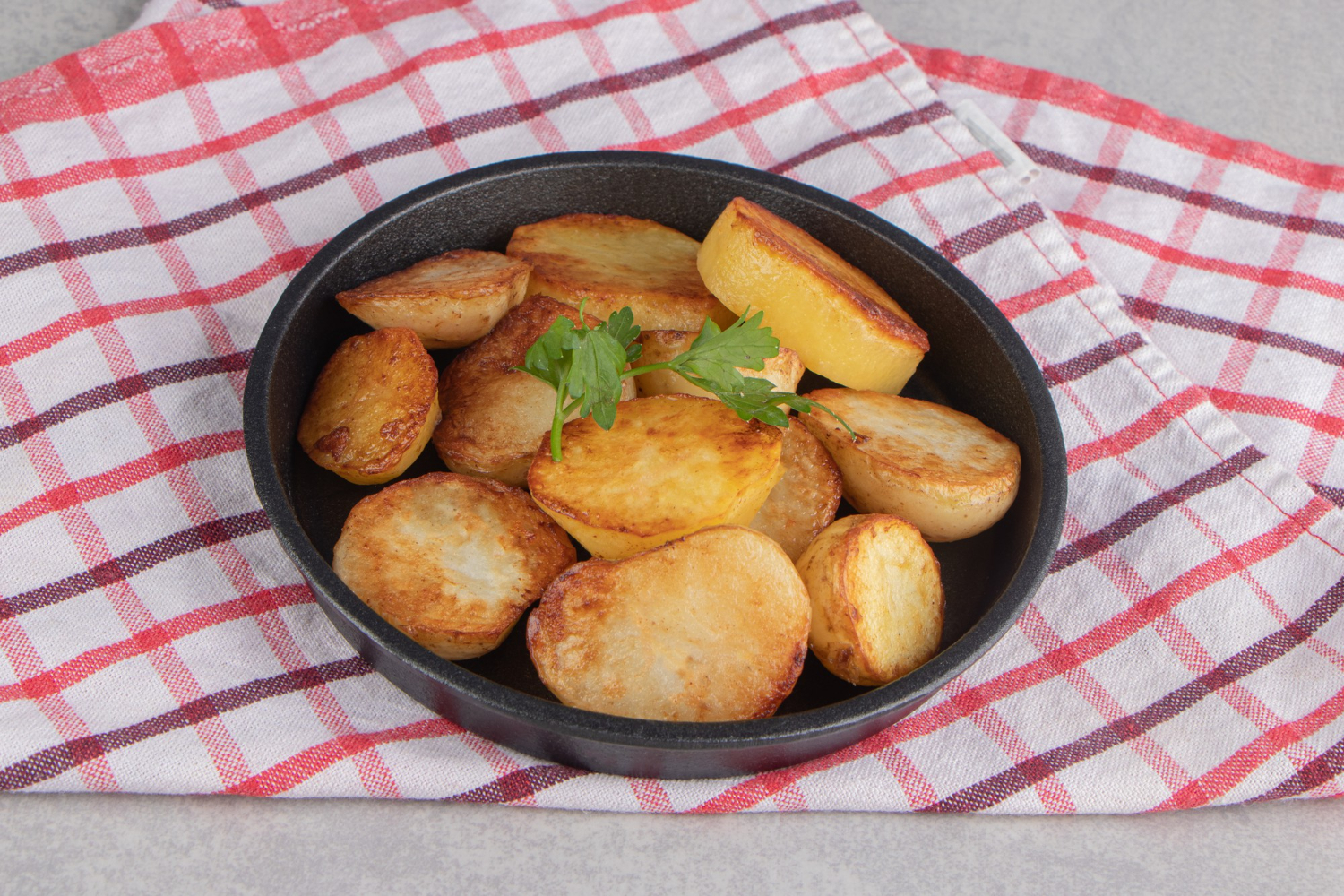 Rostad mini potatis i airfryer med gyllenbrun yta.