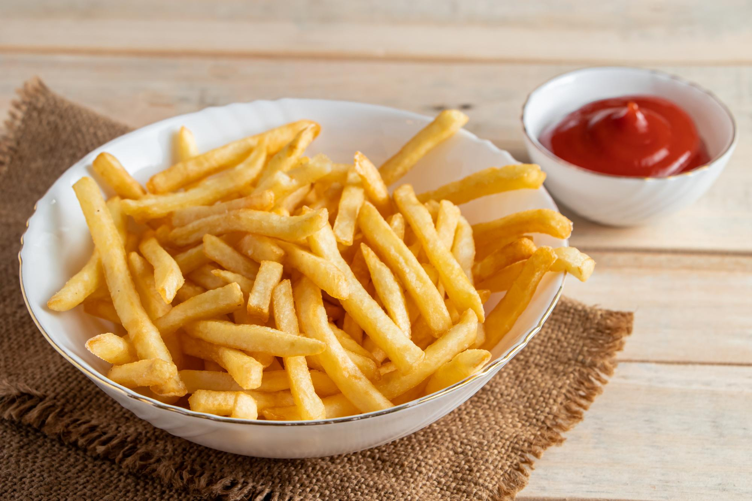 Krispiga pommes frites i airfryer, gyllenbruna och klara att serveras.