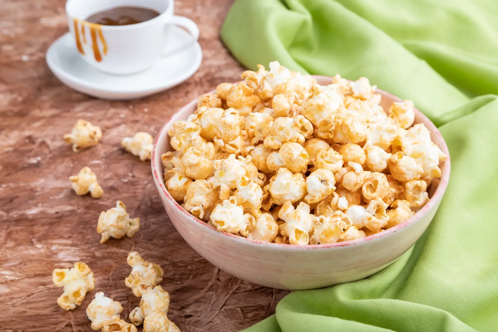 Nyttiga popcorn i airfryer, serverade i en skål.