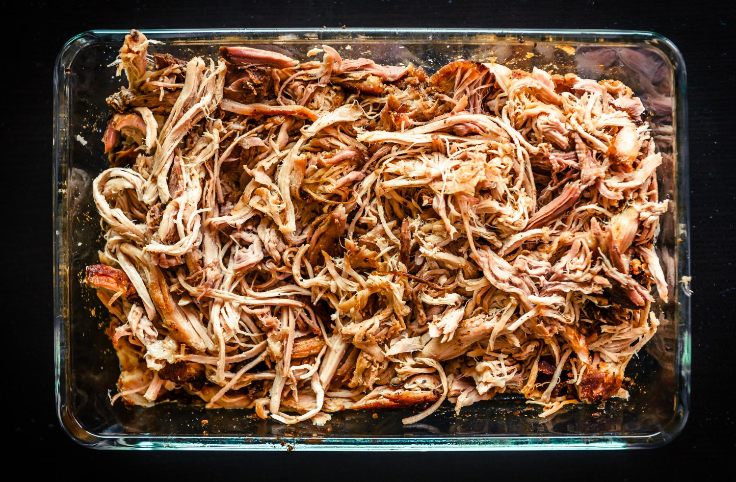 Pulled pork i airfryer serverad i en hamburgerbröd med BBQ-sås.