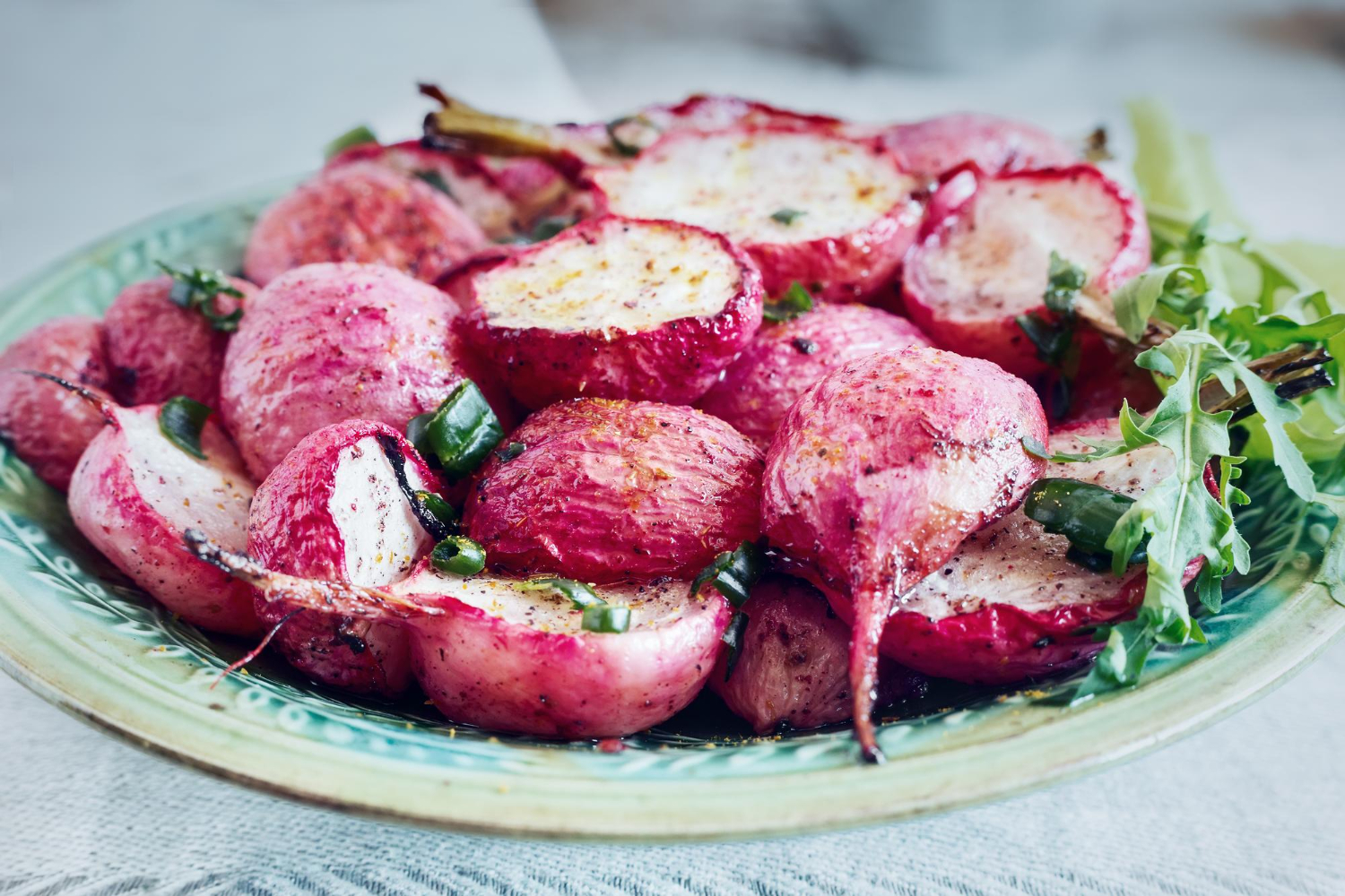 Rostade rädisor i airfryer med gyllenbrun yta.