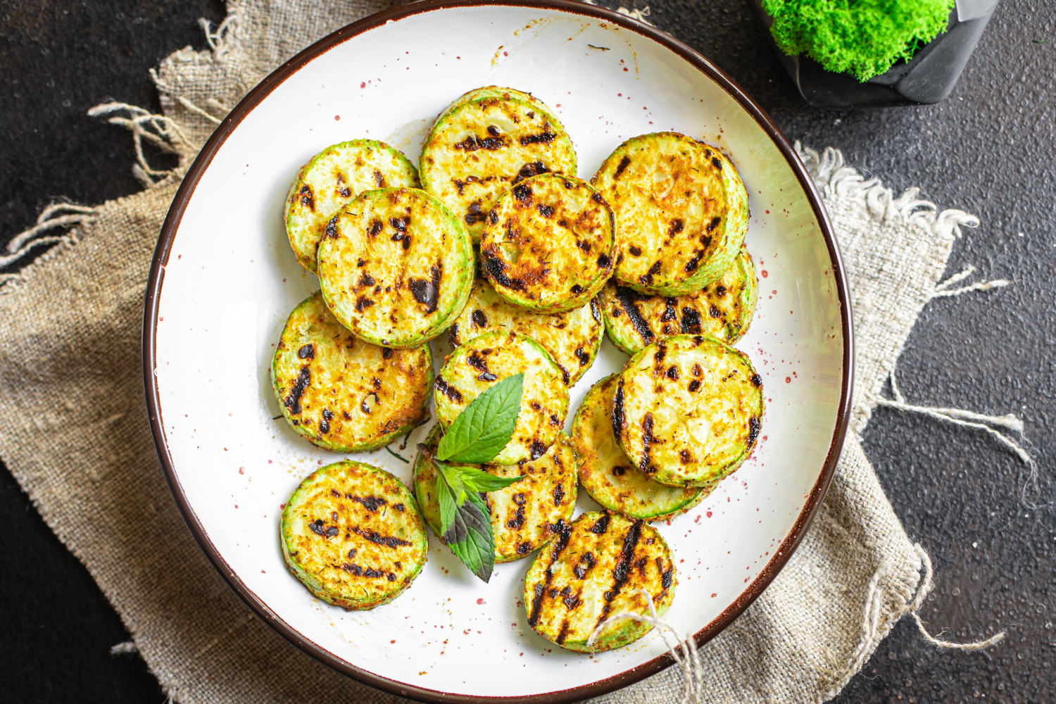 Rostad zucchini i airfryer med gyllenbrun yta.